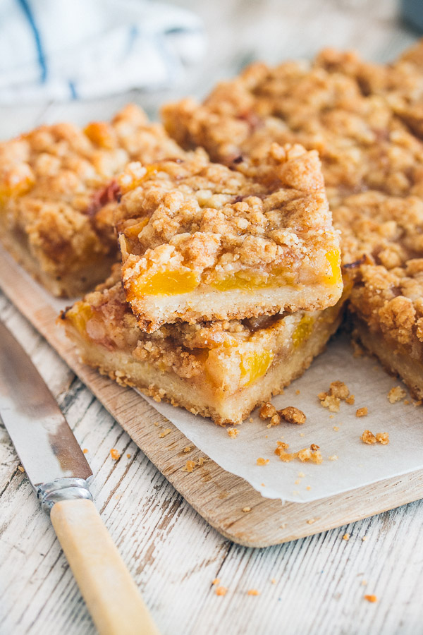 Peaches and Cream Crumble Bars | rosechocolatier.com