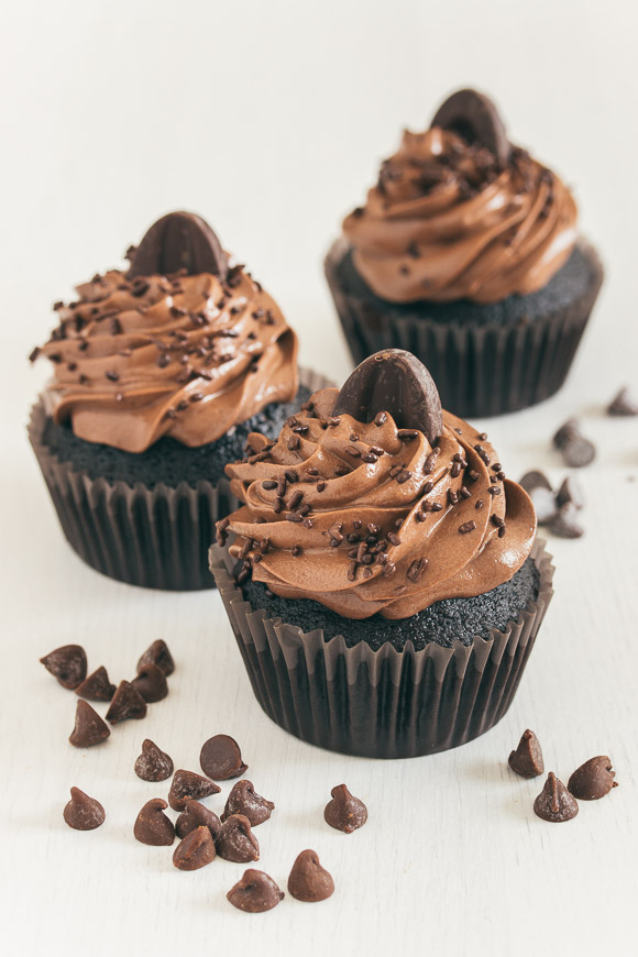 The ultimate chocolate cupcakes - perfectly moist and insanely chocolaty, topped with a supreme fudge chocolate frosting | rosechocolatier.com