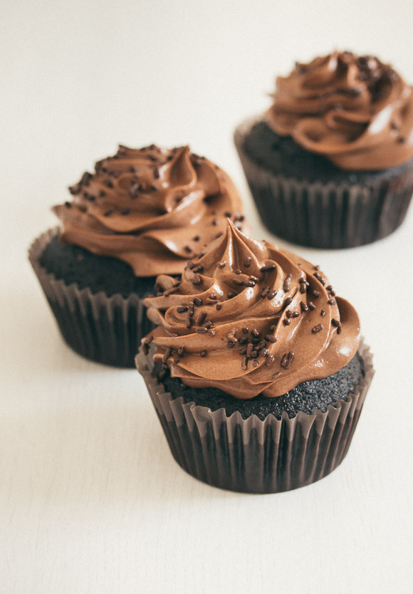 The ultimate chocolate cupcakes - perfectly moist and insanely chocolaty, topped with a supreme fudge chocolate frosting | rosechocolatier.com