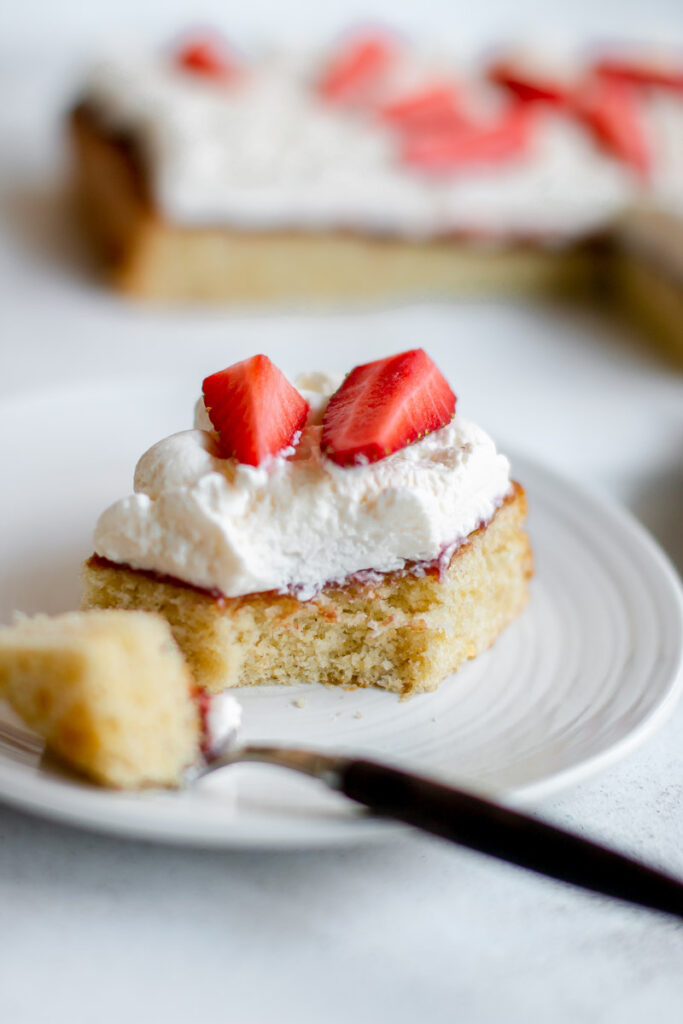 strawberry champagne cake