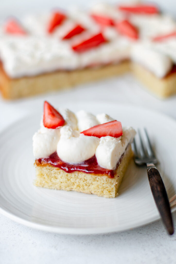 strawberry champagne cake