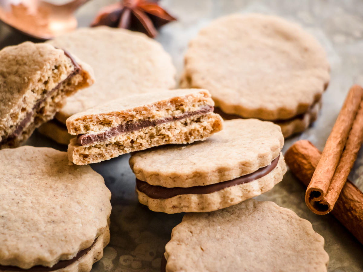 vanilla spiced cookie sandwiches