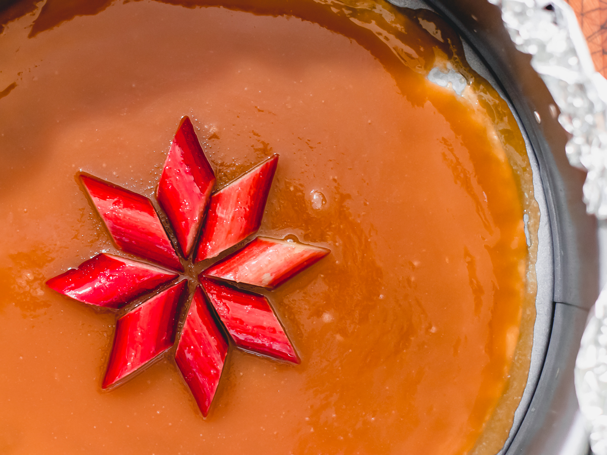 Place rhubarb rhombuses in a circle in the center of the pan on top of the homemade caramel.