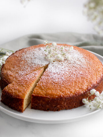 Easy yogurt cake to bake with kids.